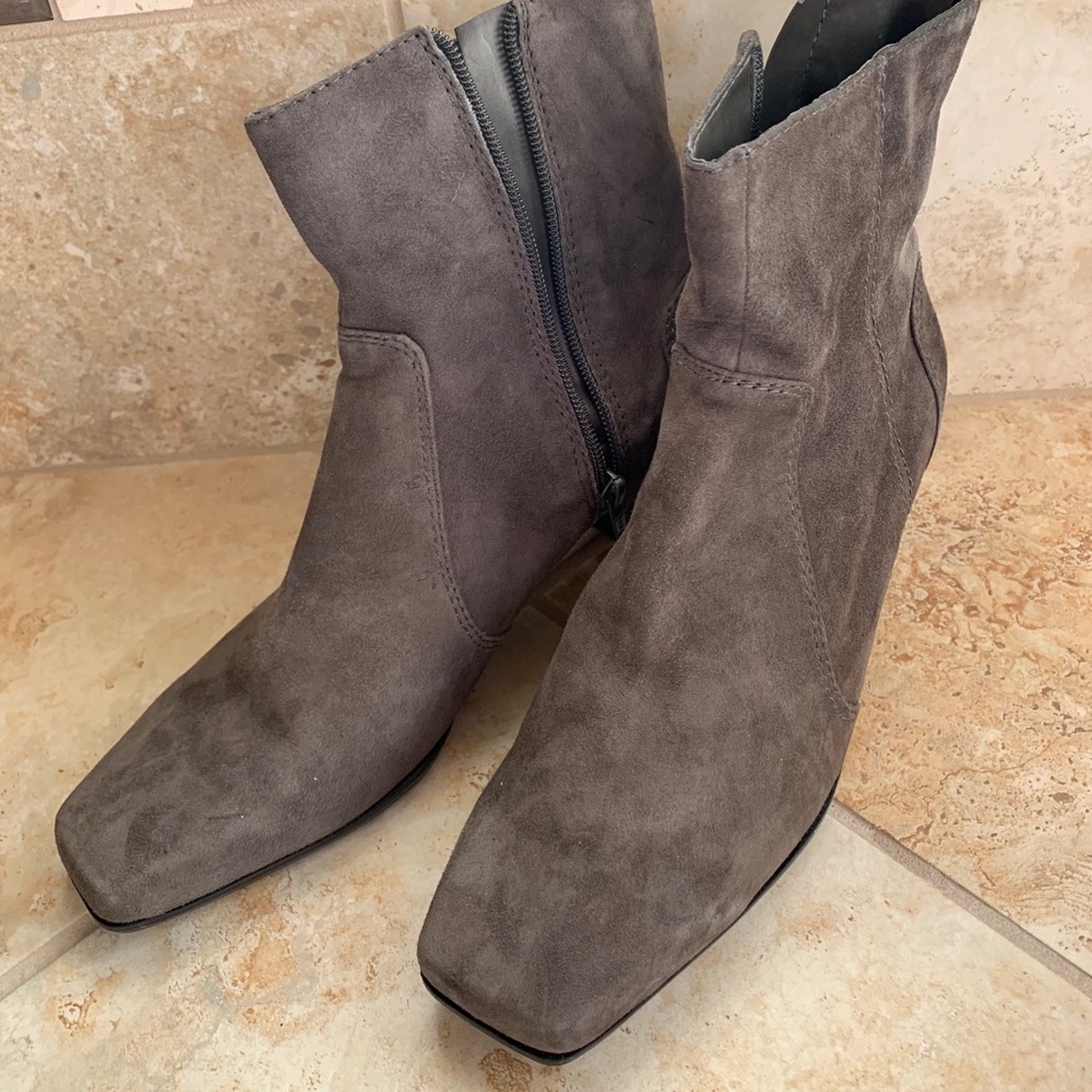 NWT Jones New York Gray Suede Booties